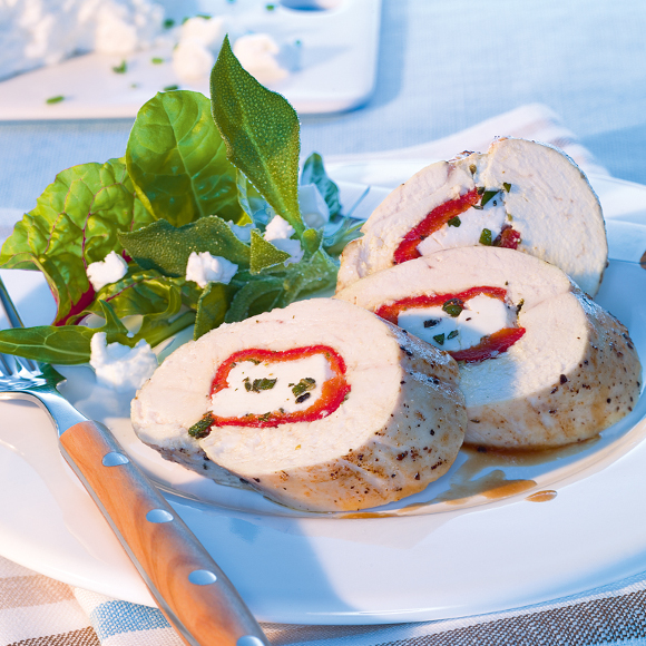 Saftige Hähnchenbrust gefüllt mit Salakis Schafkäse und Paprikafilets ...