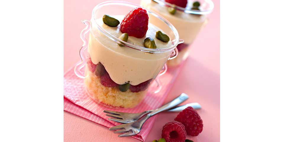 Tiramisu im Glas garniert mit Himbeeren und Pistazien aus dem Piemont ...