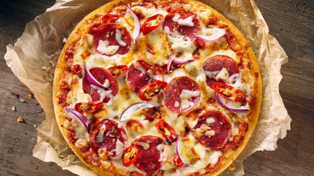 Würzige Pizza mit Salami und Chilischoten - Lactalis Food Service
