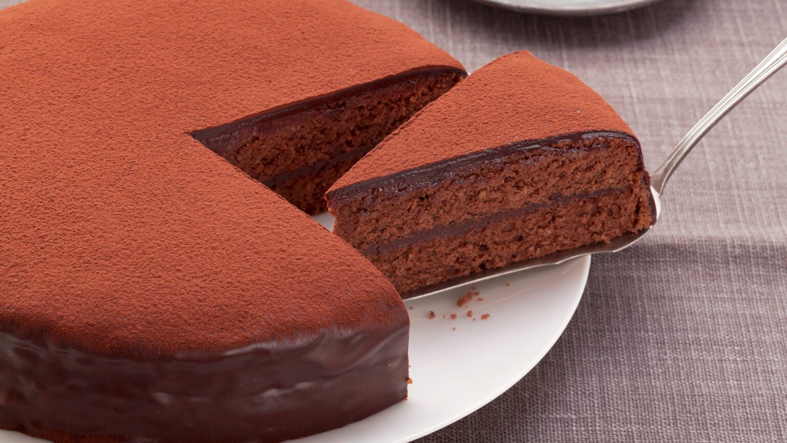 Schokoladenkuchen mit Glasur aus Kakaopulver und Orangenmarmelade ...